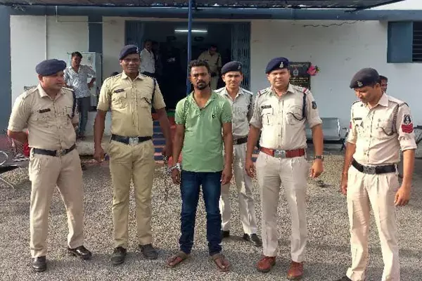 शिक्षक गिरफ्तार: स्कूल की छात्राओं से शिक्षक करता था अश्लील हरकत, शिकायत के बाद पुलिस ने भेजा जेल...