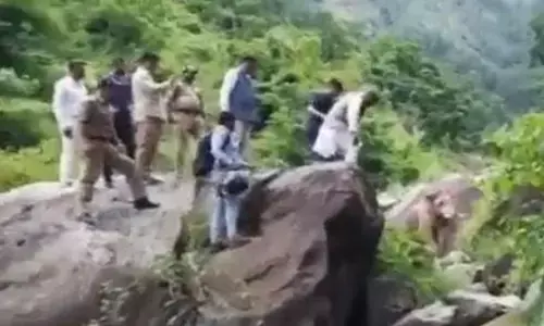 Video Ex CM के सामने हाथी: पूर्व मुख्यमंत्री के काफिले के सामने आया हाथी तो जान बचाने बड़े से पत्थर पर चढ़े, काफी मशक्कत के बाद खदेड़ा गया