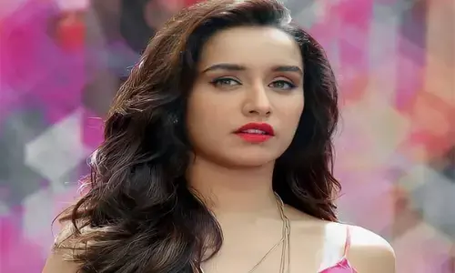 Shraddha Kapoor ने इस ड्रेस में मचाई हलचल, किलर लुक देख फैंस बोले- हे भगवान, यू आर...