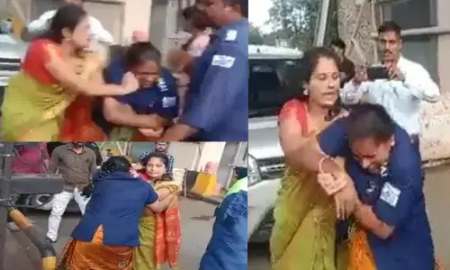 टोल प्लाज़ा पर दो औरतों के बीच हुई जबरदस्त मारपीट, एक-दूसरे के बाल खींचते और थप्पड़ मारते VIDEO वायरल...