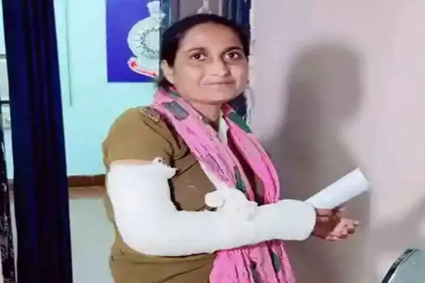 सेंट्रल जेल में महिला कैदी ने किया जेल प्रहरी पर हमला, महिला प्रहरी हुई घायल सेंट्रल जेल में महिला कैदी ने किया जेल प्रहरी पर हमला, महिला प्रहरी हुई घायल