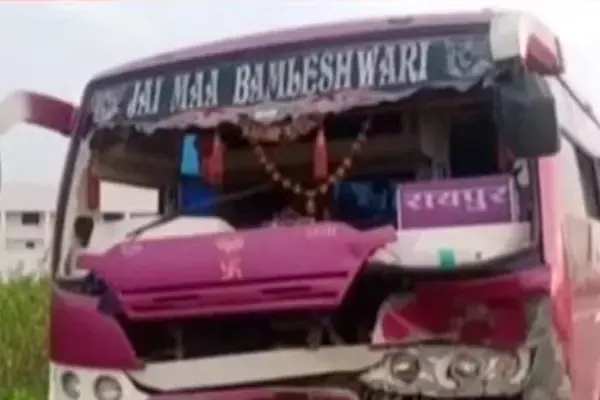 CG-तीन की दर्दनाक मौत, घर लौट रहे बाइक सवारों को बस ने मारी जोरदार टक्कर, एक ही परिवार के तीन की मौत...