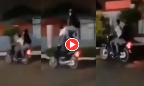 हैरान कर देने वाला VIDEO: चलती बाइक से 4 फीट ऊपर हवा में उछली लड़की...और फिर..
