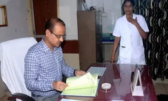 CG: 125 अधिकारी-कर्मचारी दफ्तर से मिले गायब, कलेक्टर ने दिया वेतन काटने का आदेश