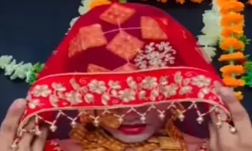 Wedding Video: दुल्हन का ऐसा रूप देख चौंका गए लोग, बिस्किट से बनीं ज्वेलरी पहनकर बैठी मंडप पर... देखें