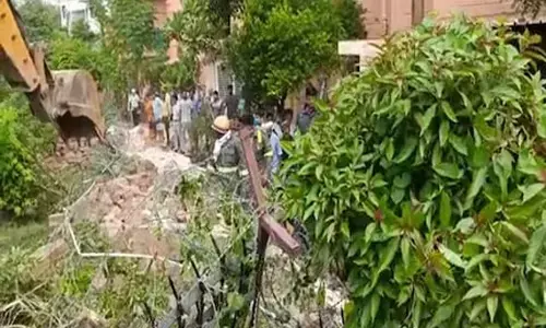 वॉउंड्री वॉल गिरने से 4 लोगों की मौत, मजदूरों पर गिरी दीवार... 13 दबे, चार की मौत