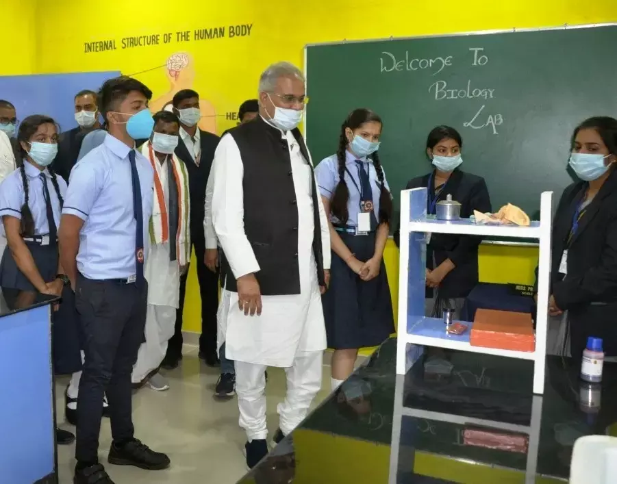 CG में 439 नए स्वामी आत्मानंद स्कूल: सीएम भूपेश बघेल की सोच से बदला शिक्षा का वातावरण, फर्राटे से अंग्रेजी बोल रहे छत्तीसगढ़िया बच्चे