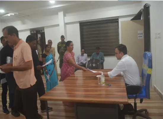 तबादले से असंतुष्ट शिक्षक पहुंचे कलेक्टर के पास, कलेक्टर बोलें- खुद मेरा भी तबादला मुझसे पूछ कर नहीं किया गया था, डीपीआई को दें आवेदन