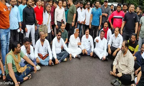 लगातार ट्रेन रद्द करने पर जीएम ऑफिस का घेराव, दूसरी तरफ साउथ बिहार को रोकने व उत्कल के रूट चेंज करने पर यात्रियों ने मचाया हंगामा