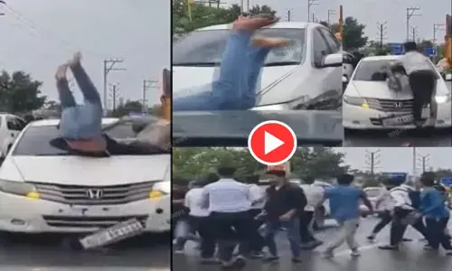 VIRAL VIDEO:  हाईवे सड़क पर छात्रों के बीच जमकर मारपीट, एक कार सवार ने दो लोगों को उड़ाया...