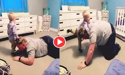 Video बाप-बेटे ka WWE: बाप-बेटे की फाइट ने लूटा इंटरनेट का दिल, आप भी देखें दांवपेंच