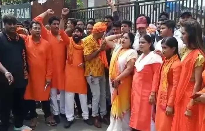 कालीचरण महराज के कार्यक्रम में हंगामा, कार्यक्रम रद्द करने पर लगें एसएसपी के खिलाफ लगाए नारे