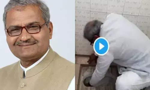 VIDEO: टॉयलेट साफ करते सांसद, ग्लव्स-ब्रश नहीं मिला तो हाथ से सफाई कर डाली... वीडियो वायरल होने के बाद बी हो रही BJP की किरकिरी...
