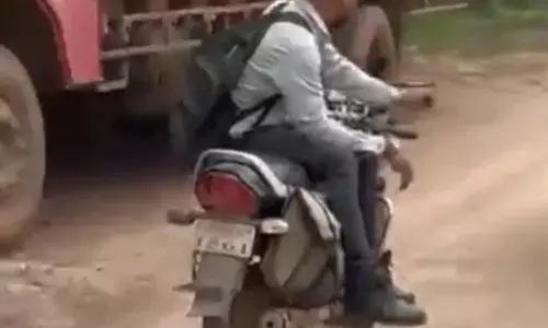 Video स्टंट की सजा 4200: एसपी ने शेयर किया एक तरफ बैठकर एक हाथ से बाइक चला रहे युवक का वीडियो, देखें आगे क्या हुआ