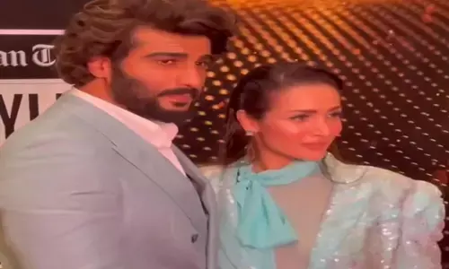 मलाइका अरोड़ा ने अर्जुन कपूर से कर ली सगाई!, लेटेस्ट VIDEO हुआ वायरल, फैंस दे रहे हैं बधाई...