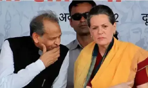 माफीनामा लिख सोनिया से मिले गहलोत, बाहर निकल बोलें नहीं   लड़ूंगा चुनाव, सीएम रहूंगा या नहीं सोनिया करेंगी तय