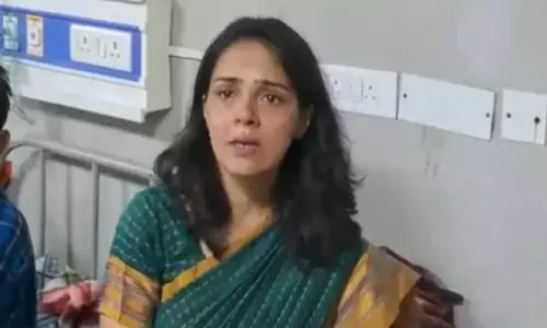 वीडियो: बच्चे की हालत देख रो पड़ी महिला IAS, बस हादसे के पीड़ितों से मिलने पहुंची थीं अस्पताल, आंखों में आंसू लिए मासूम को दुलारा