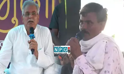 नारायण ने गोबर बेचकर कमाए 1 लाख 30 हजार रुपए, मुख्यमंत्री भूपेश ने मजाकिया अंदाज में पूछा, अपनी पत्नी के लिए क्या खरीदे हो?