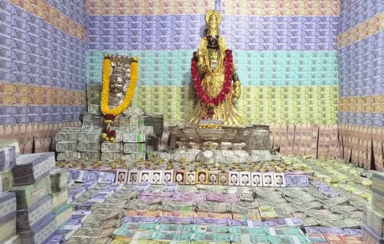 अद्भुत मंदिर: यहां 8 करोड़ रुपये के नोटों से सजाया देवी माता का दरबार, सोने के गहने, जानें 140 साल पुराने मंदिर की परंपरा अद्भुत मंदिर: यहां 8 करोड़ रुपये के नोटों से सजाया देवी माता का दरबार, सोने के गहने, जानें 140 साल पुराने मंदिर की परंपरा