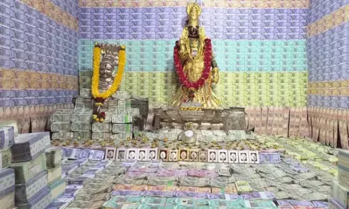 अद्भुत मंदिर: यहां 8 करोड़ रुपये के नोटों से सजाया देवी माता का दरबार, सोने के गहने, जानें 140 साल पुराने मंदिर की परंपरा