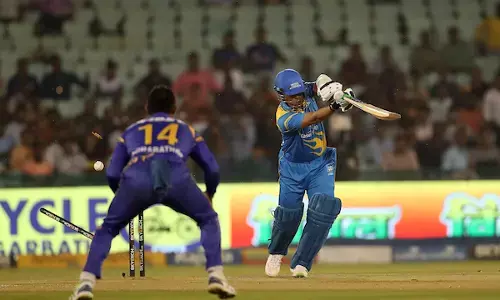 देखें तस्वीरें सचिन ने फैन्स को किया निराश: Road Safety Cricket में कुलसेखर की गेंद पर बोल्ड हुए सचिन, ओझा ने संभाली पारी... युवराज दे रहे साथ