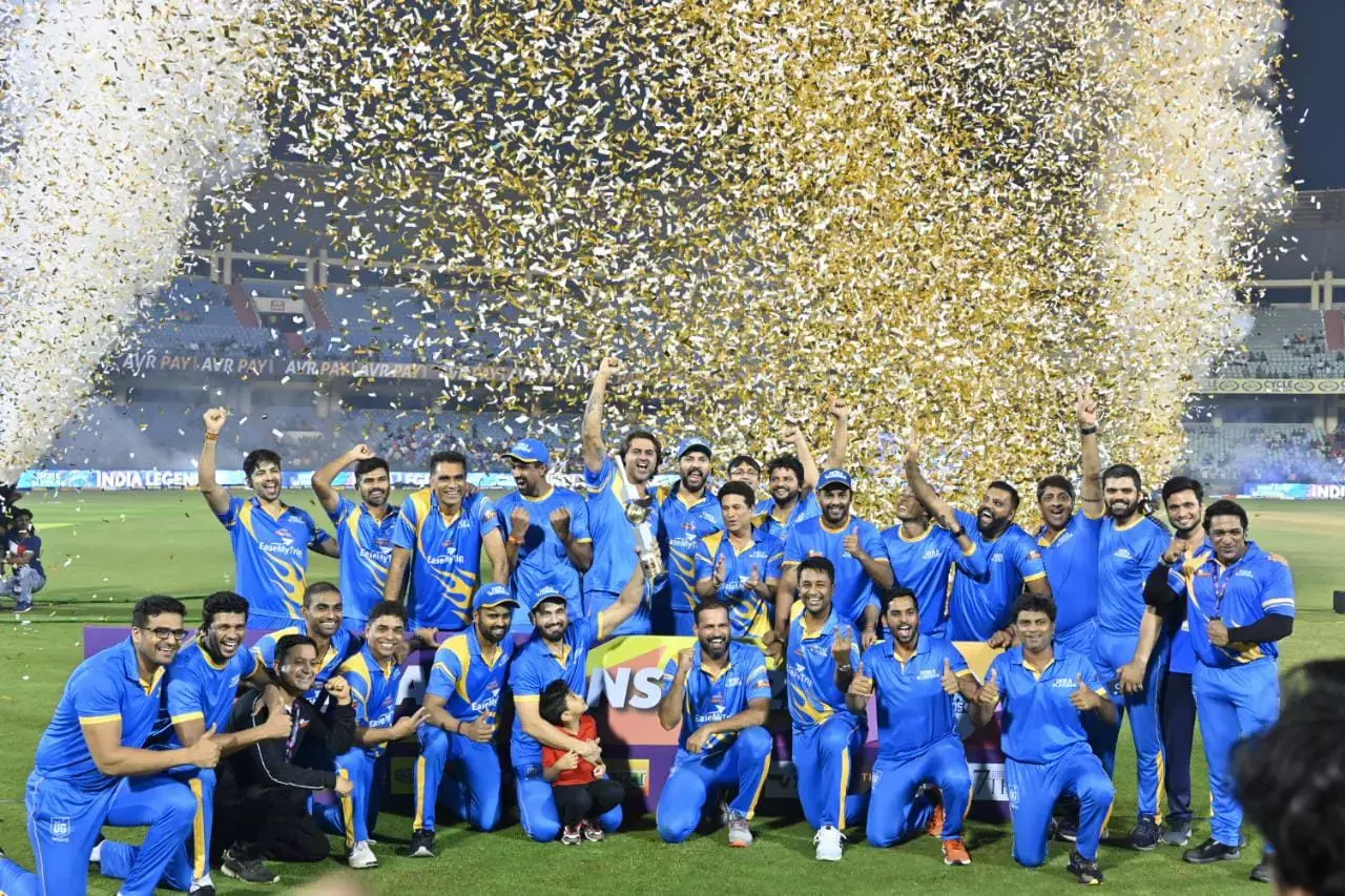 ढह गई लंका: Road Safety Cricket में इंडिया लीजेंड्स फिर बनी चैंपियन, श्रीलंका को 33 रनों से हराया... देखें live तस्वीरें