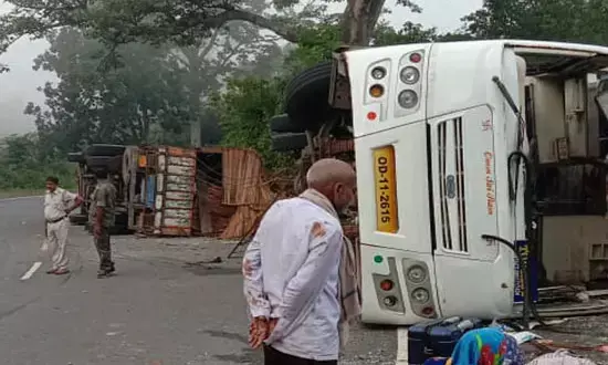 बस और ट्रक की टक्कर में 4 लोगों की मौत, 35 घायल...तीर्थयात्री से भरी बस और सब्जी लदे ट्रक के बीच टक्कर