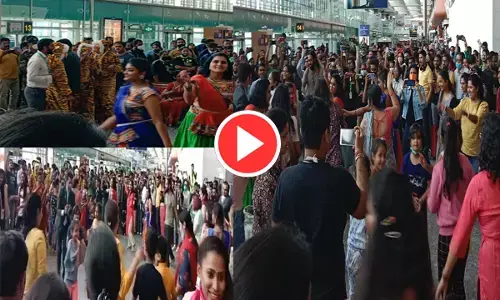 एयरपोर्ट पर गरबा डांस: नवरात्रि के मौके पर कर्मचारियों ने यात्रियों के साथ किया गरबा डांस, देखे वायरल वीडियो