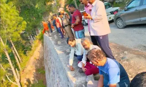 दर्दनाक हादसा: 50 बारातियों से भरी बस खाई में गिरी, 32 लोगों की मौत, कई को रेस्क्यू कर निकाला गया...