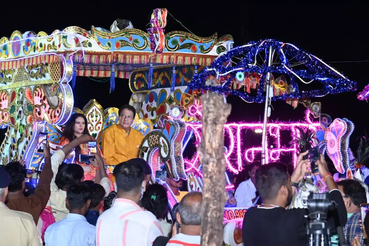 तस्वीरों में रावण दहन: रामायण के राम-सीता को देखकर गूंजा राम-राम जय राजाराम, सीएम ने अग्निबाण से किया रावण दहन