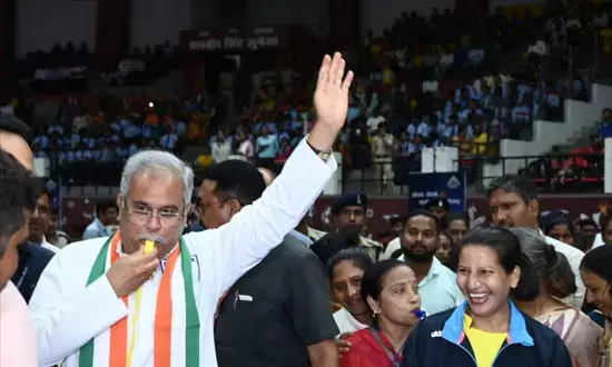 मुख्यमंत्री भूपेश बने रेफरी: छत्तीसगढ़िया ओलंपिक खेल की शुरूआत की, पारंपरिक खेलों मे खुद आजमाए हाथ