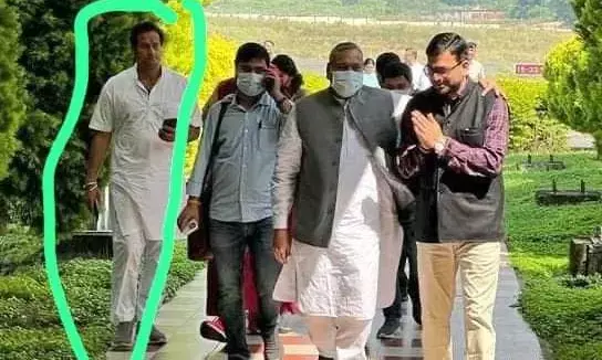 सौदान के पीछे विकास: संसदीय सचिव और रायपुर पश्चिम विधायक विकास उपाध्याय की तस्वीर से सियासी खलबली, क्या है कहानी...