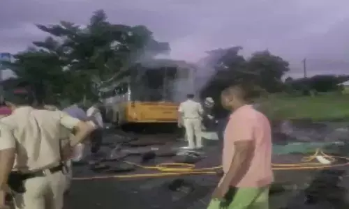 बड़ा हादसा: लग्जरी बस में लगी आग, 11 यात्री जिंदा जले, कई झुलसे