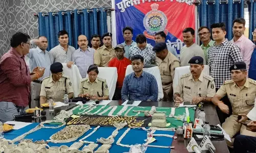सीजी न्यूज:- चोरी के आरोपी व खरीददार को गिरफ्तार कर मुंगेली पुलिस ने 52 लाख के सोने चांदी के गहने किये बरामद