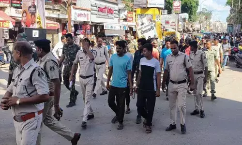 दुर्गा विसर्जन में दहशतगर्दी करने वालों का पुलिस ने निकाला जुलूस, देखें वीडियो...