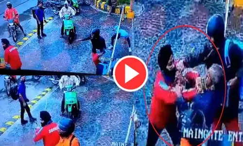 चले लात-घूंसे और डंडे: डिलीवरी बॉय और गार्ड के बीच हुई जमकर मारपीट, पूरी घटना CCTV में कैद