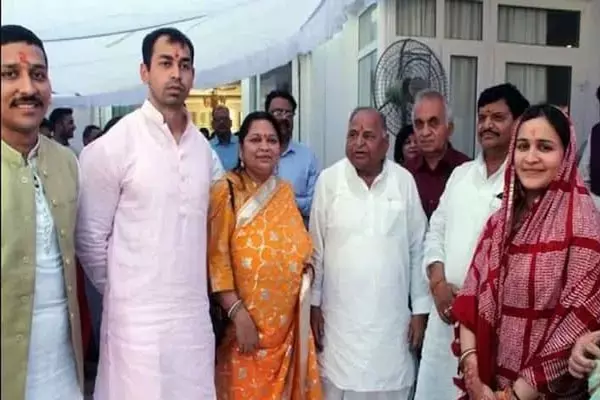 5 भैंसागाड़ी लेकर जिसे ब्याह लाए, उसी पत्नी से क्यों दूर हुए मुलायम सिंह? जानिए प्रेमिका से दूसरी पत्नी बनी साधना गुप्ता के बारे में