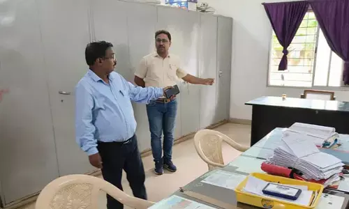 CG 78 कर्मचारियों पर गिरी गाज: संभागायुक्त का औचक निरीक्षण, मचा हड़कंप... अनुपस्थित कर्मचारियों का रोका गया एक दिन का वेतन...