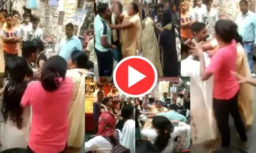 VIDEO-पत्नी ने पति को पीटा: करवा चौथ पर गर्लफ्रेंड के साथ शॉपिंग, पत्नी ने देखा तो बाजार में ही कर दी पिटाई...
