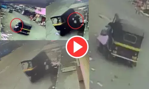 ऑटो रिक्शा वाले की दबंगई!: कॉलेज गर्ल से दिनदहाड़े छेड़छाड़, अश्लील कमेंट्स किए और फिर 500 मीटर तक घसीटा...देखें