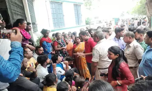 टीचर ने नकल के शक में उतरवाए कपड़े, दुखी छात्रा ने खुद को लगाई आग, ग्रामीणों का जमकर बवाल...