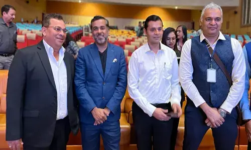 चेतन भगत ने की आत्मानंद अंग्रेजी माध्यम स्कूलों की तारीफ, अनुराग बसु ने की फिल्म पॉलिसी की तारीफ...