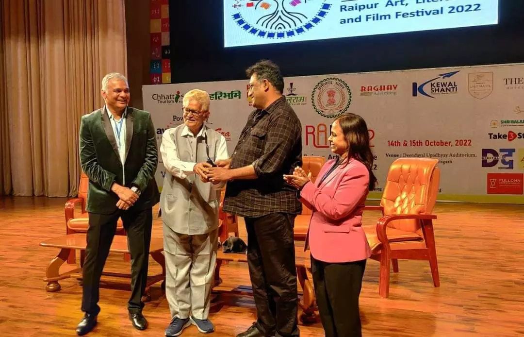 रायपुर फिल्म फेस्टिवल का समापन, फिल्मों की स्क्रीनिंग एवं अनुराग बासु द्वारा छालीवुड के कलाकारों का सम्मान। रायपुर फिल्म फेस्टिवल का समापन, फिल्मों की स्क्रीनिंग एवं अनुराग बासु द्वारा छालीवुड के कलाकारों का सम्मान।