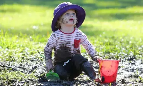 ये दाग अच्छे हैं: मिट्‌टी के सूक्ष्म जीव स्वास्थ्य के लिए बेहतर, इसलिए बच्चों को न रोकें, जानें क्या हैं फायदे