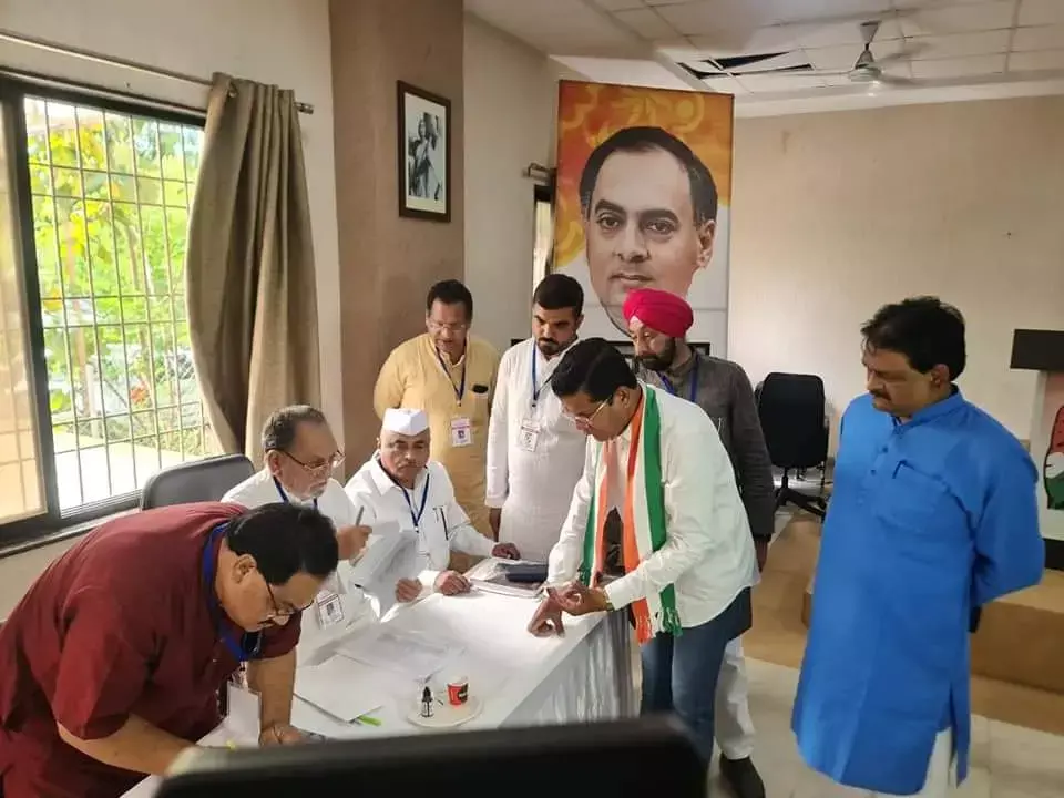 खड़गे या थरूर, वोटिंग आज: कांग्रेस में गैर गांधी अध्यक्ष के लिए शुरू हुई वोटिंग, मरकाम ने डाला वोट; थोड़ी देर में पहुंचेंगे सीएम