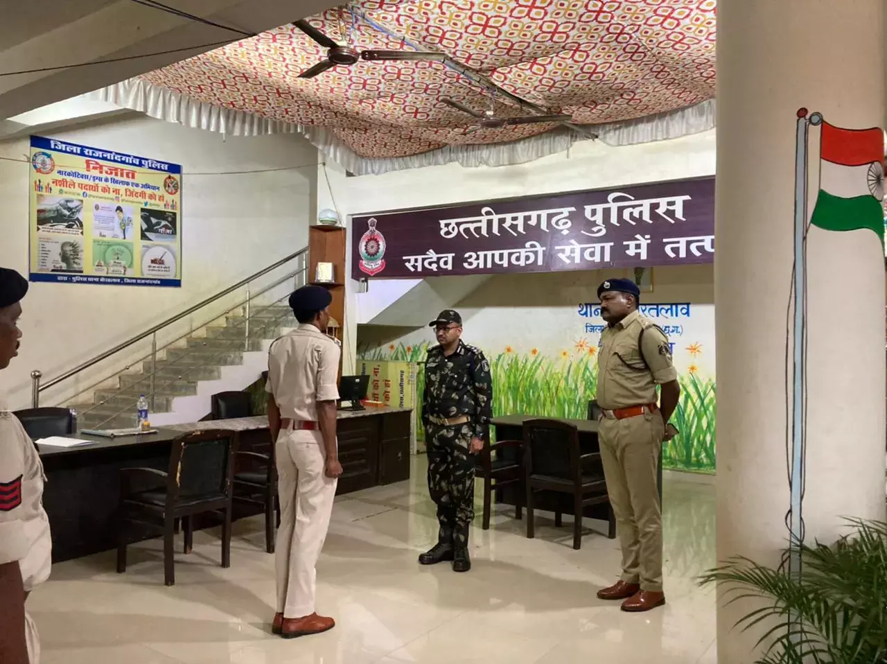 DIG बने ड्राइवर: एसपी को बाइक पर बैठाकर नक्सलियों के इलाके में निकले डीआईजी गर्ग, थानों का भी निरीक्षण किया