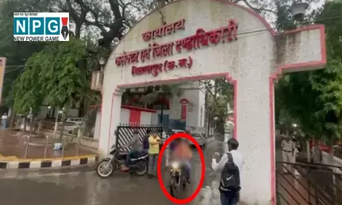 Cg news-कलेक्ट्रेट के सामने खूनी संघर्ष: बिलासपुर कलेक्टर-एसपी ऑफिस के पास आपसी रंजिश में दो गुट भिड़े; चाकू, बेसबॉल बैट-रॉड से हमला