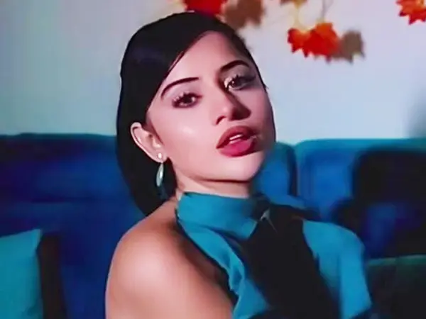 Urfi Javed की नई करतूत: शर्ट से बना ली ऐसी बोल्ड ड्रेस, यूजर्स बोले- तुमने पीछे का...