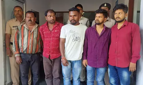 नायब तहसीलदार और पटवारी की पिटाई: लकड़ी चोरों ने नायाब तहसीलदार और पटवारी को बेदम पीटा, 5 आरोपी गिरफ्तार