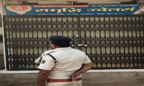 CG में दिनदहाड़े लूट और हत्या से सनसनी: राजधानी से लगे अम्लेश्वर के सर्राफा दुकान में लूट, व्यापारी की धारदार हथियार से हत्या